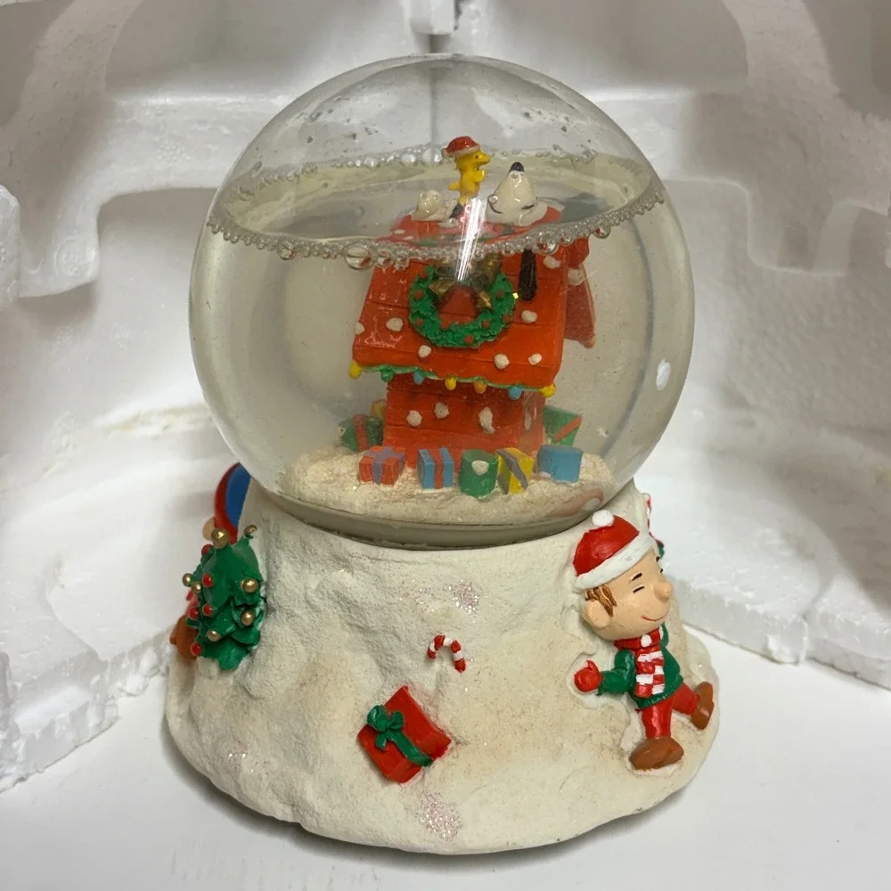 Peanuts Charlie Brown Christmas Snow Globe Snoopy Doghouse‎ 108550 Holiday Decor